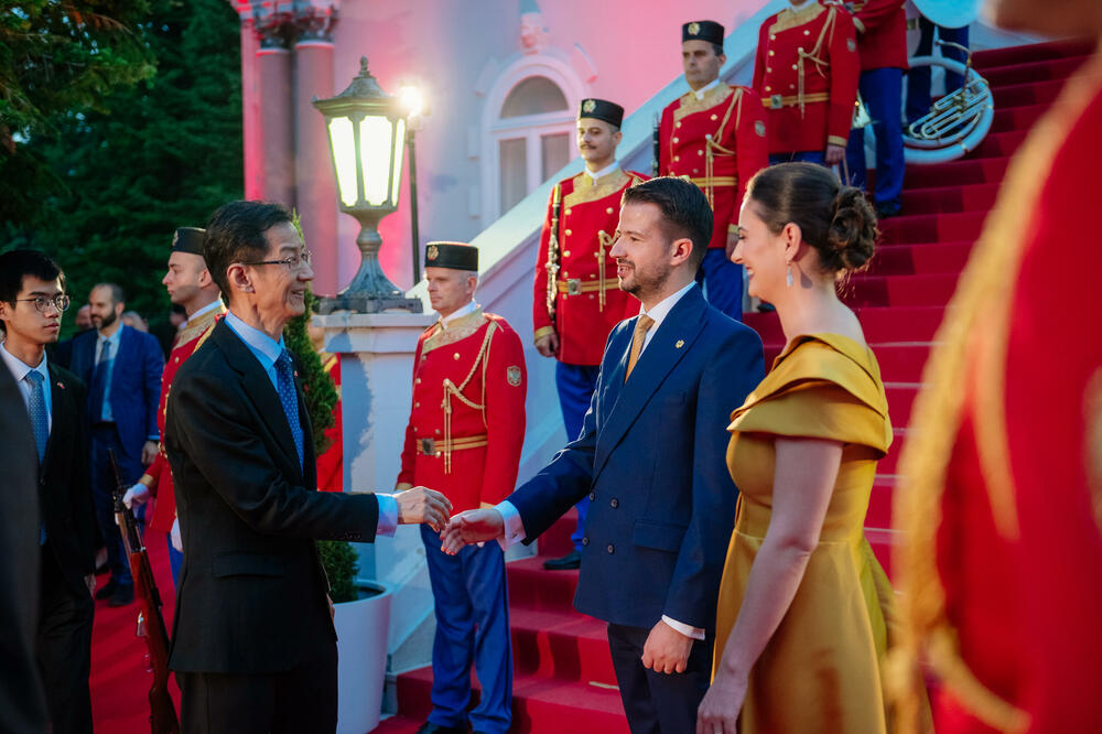 <p>Predsjednik Crne Gore Jakov Milatović povodom Dana državnosti organizvao je sinoć prijem na Cetinju.</p>  <p>Prijemu su prisustvovale brojne zvanice iz političkog, naučnog, kulturnog, privrednog i sportskog života, građanski aktivisti, raniji najviši državni funkcioneri, kao i predstavnici diplomatskog kora i visoki zvaničnici međunarodnih organizacija i institucija.</p>