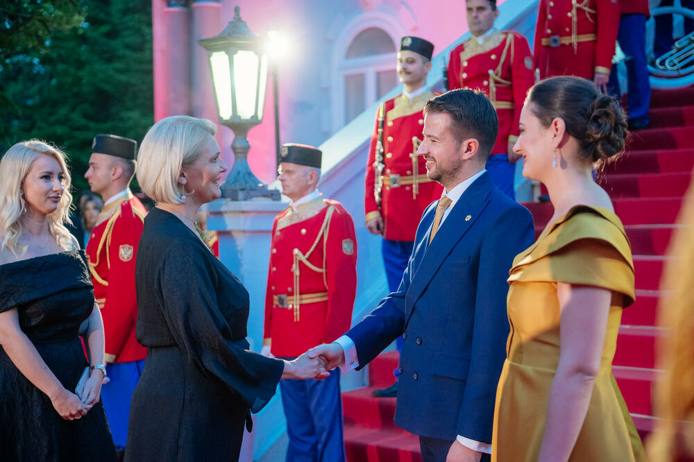 <p>Predsjednik Crne Gore Jakov Milatović povodom Dana državnosti organizvao je sinoć prijem na Cetinju.</p>  <p>Prijemu su prisustvovale brojne zvanice iz političkog, naučnog, kulturnog, privrednog i sportskog života, građanski aktivisti, raniji najviši državni funkcioneri, kao i predstavnici diplomatskog kora i visoki zvaničnici međunarodnih organizacija i institucija.</p>