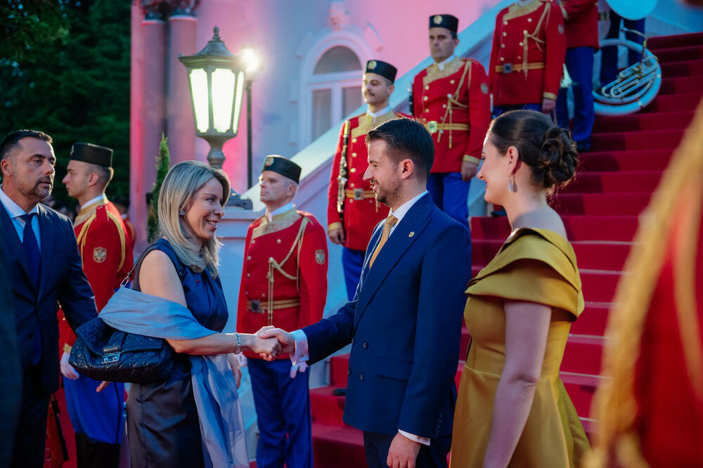 <p>Predsjednik Crne Gore Jakov Milatović povodom Dana državnosti organizvao je sinoć prijem na Cetinju.</p>  <p>Prijemu su prisustvovale brojne zvanice iz političkog, naučnog, kulturnog, privrednog i sportskog života, građanski aktivisti, raniji najviši državni funkcioneri, kao i predstavnici diplomatskog kora i visoki zvaničnici međunarodnih organizacija i institucija.</p>