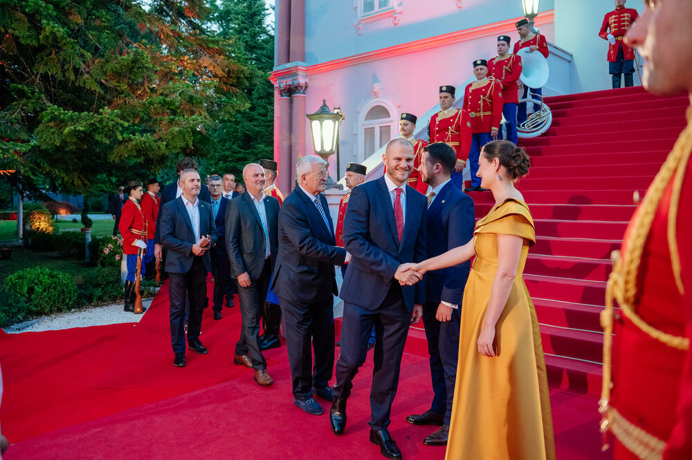 <p>Predsjednik Crne Gore Jakov Milatović povodom Dana državnosti organizvao je sinoć prijem na Cetinju.</p>  <p>Prijemu su prisustvovale brojne zvanice iz političkog, naučnog, kulturnog, privrednog i sportskog života, građanski aktivisti, raniji najviši državni funkcioneri, kao i predstavnici diplomatskog kora i visoki zvaničnici međunarodnih organizacija i institucija.</p>