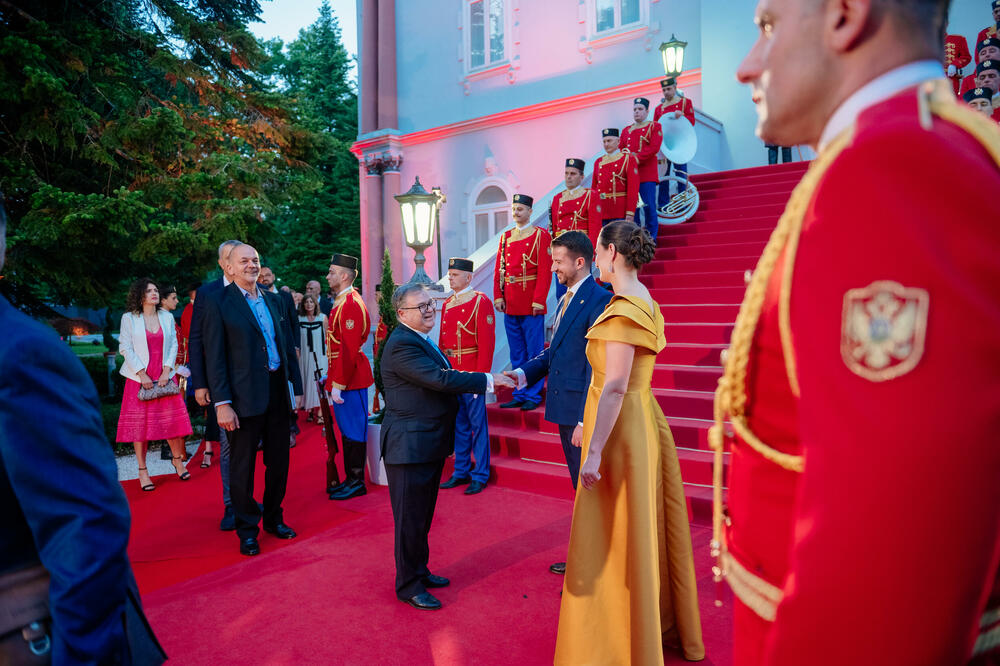 <p>Predsjednik Crne Gore Jakov Milatović povodom Dana državnosti organizvao je sinoć prijem na Cetinju.</p>  <p>Prijemu su prisustvovale brojne zvanice iz političkog, naučnog, kulturnog, privrednog i sportskog života, građanski aktivisti, raniji najviši državni funkcioneri, kao i predstavnici diplomatskog kora i visoki zvaničnici međunarodnih organizacija i institucija.</p>