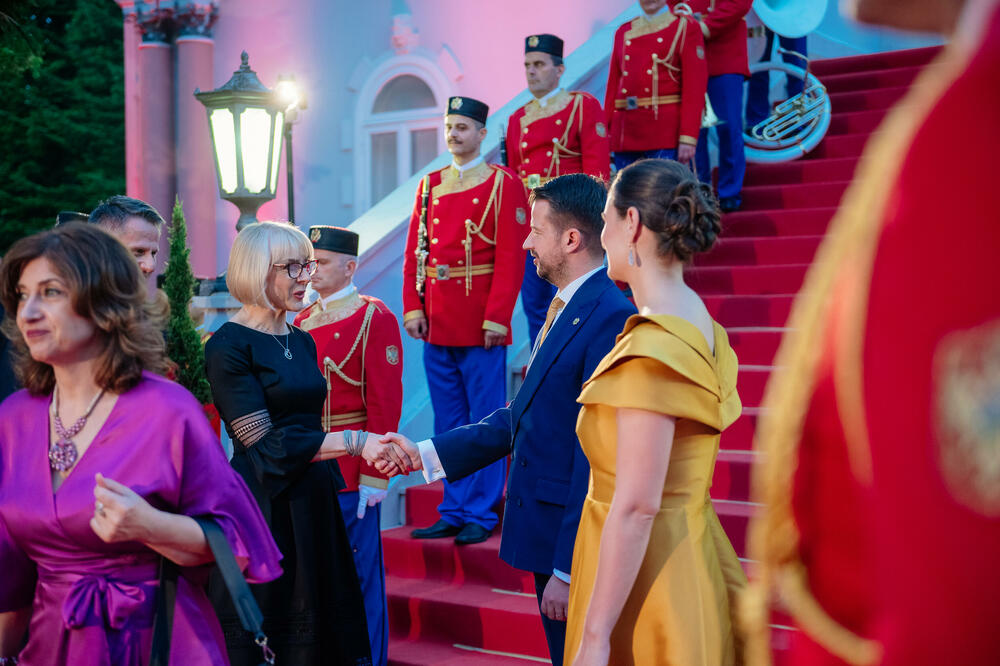 <p>Predsjednik Crne Gore Jakov Milatović povodom Dana državnosti organizvao je sinoć prijem na Cetinju.</p>  <p>Prijemu su prisustvovale brojne zvanice iz političkog, naučnog, kulturnog, privrednog i sportskog života, građanski aktivisti, raniji najviši državni funkcioneri, kao i predstavnici diplomatskog kora i visoki zvaničnici međunarodnih organizacija i institucija.</p>