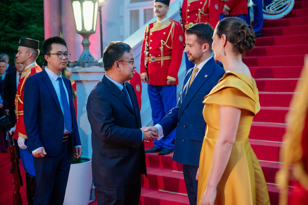 <p>Predsjednik Crne Gore Jakov Milatović povodom Dana državnosti organizvao je sinoć prijem na Cetinju.</p>  <p>Prijemu su prisustvovale brojne zvanice iz političkog, naučnog, kulturnog, privrednog i sportskog života, građanski aktivisti, raniji najviši državni funkcioneri, kao i predstavnici diplomatskog kora i visoki zvaničnici međunarodnih organizacija i institucija.</p>