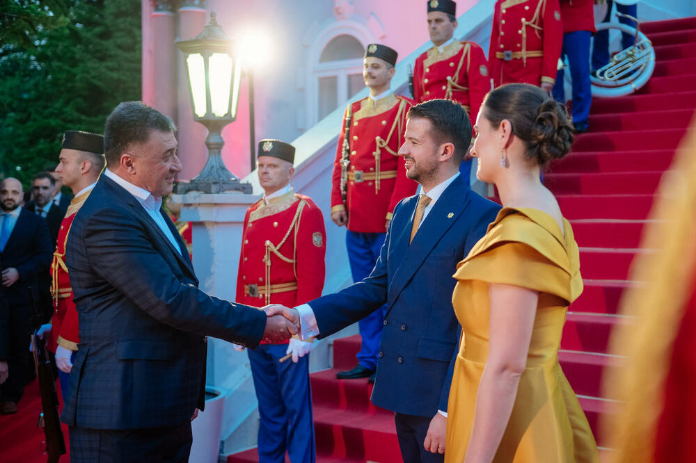 <p>Predsjednik Crne Gore Jakov Milatović povodom Dana državnosti organizvao je sinoć prijem na Cetinju.</p>  <p>Prijemu su prisustvovale brojne zvanice iz političkog, naučnog, kulturnog, privrednog i sportskog života, građanski aktivisti, raniji najviši državni funkcioneri, kao i predstavnici diplomatskog kora i visoki zvaničnici međunarodnih organizacija i institucija.</p>