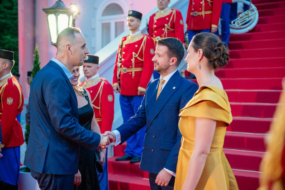 <p>Predsjednik Crne Gore Jakov Milatović povodom Dana državnosti organizvao je sinoć prijem na Cetinju.</p>  <p>Prijemu su prisustvovale brojne zvanice iz političkog, naučnog, kulturnog, privrednog i sportskog života, građanski aktivisti, raniji najviši državni funkcioneri, kao i predstavnici diplomatskog kora i visoki zvaničnici međunarodnih organizacija i institucija.</p>