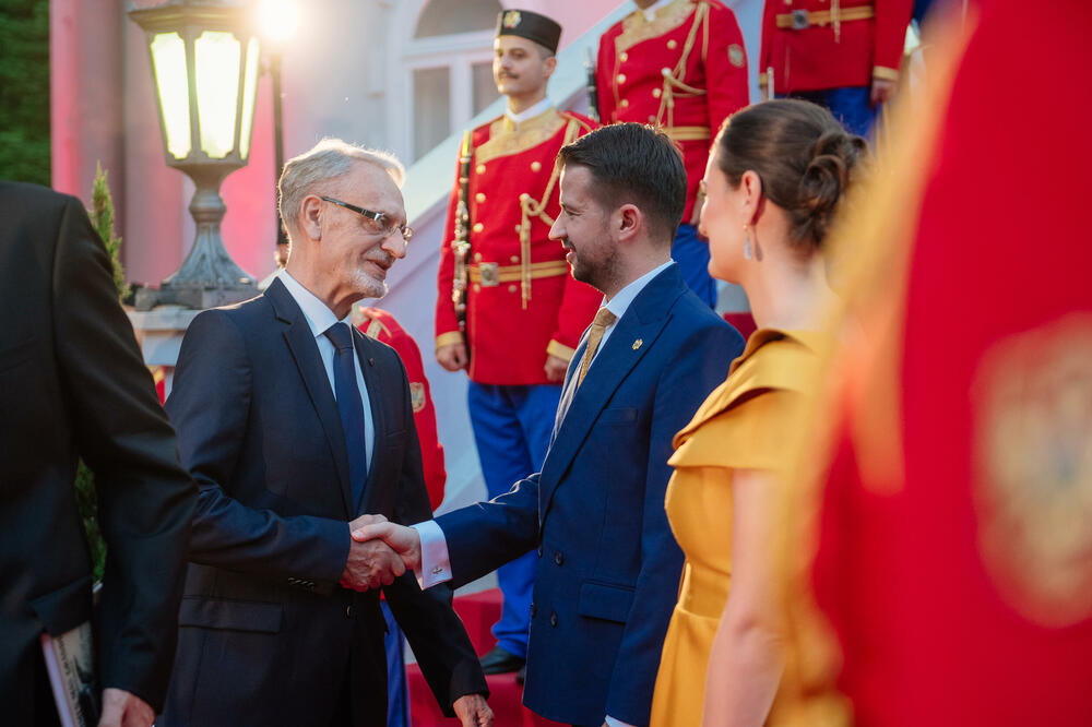 <p>Predsjednik Crne Gore Jakov Milatović povodom Dana državnosti organizvao je sinoć prijem na Cetinju.</p>  <p>Prijemu su prisustvovale brojne zvanice iz političkog, naučnog, kulturnog, privrednog i sportskog života, građanski aktivisti, raniji najviši državni funkcioneri, kao i predstavnici diplomatskog kora i visoki zvaničnici međunarodnih organizacija i institucija.</p>