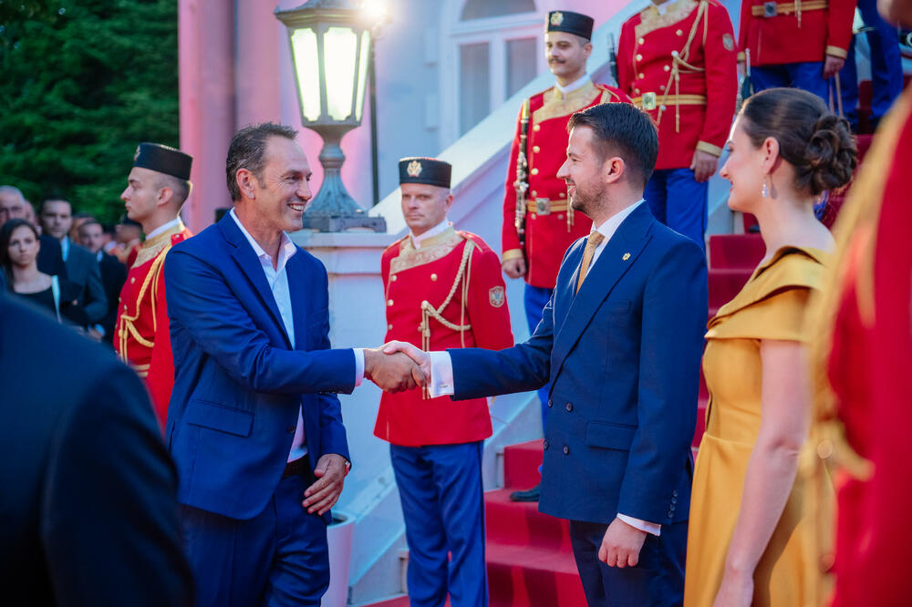 <p>Predsjednik Crne Gore Jakov Milatović povodom Dana državnosti organizvao je sinoć prijem na Cetinju.</p>  <p>Prijemu su prisustvovale brojne zvanice iz političkog, naučnog, kulturnog, privrednog i sportskog života, građanski aktivisti, raniji najviši državni funkcioneri, kao i predstavnici diplomatskog kora i visoki zvaničnici međunarodnih organizacija i institucija.</p>