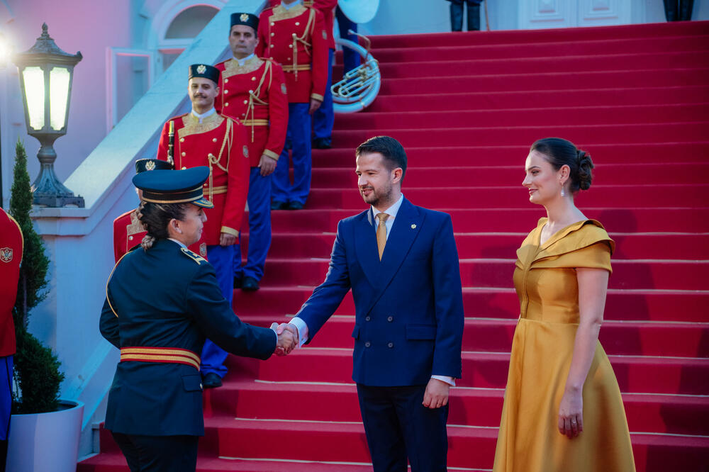 <p>Predsjednik Crne Gore Jakov Milatović povodom Dana državnosti organizvao je sinoć prijem na Cetinju.</p>  <p>Prijemu su prisustvovale brojne zvanice iz političkog, naučnog, kulturnog, privrednog i sportskog života, građanski aktivisti, raniji najviši državni funkcioneri, kao i predstavnici diplomatskog kora i visoki zvaničnici međunarodnih organizacija i institucija.</p>