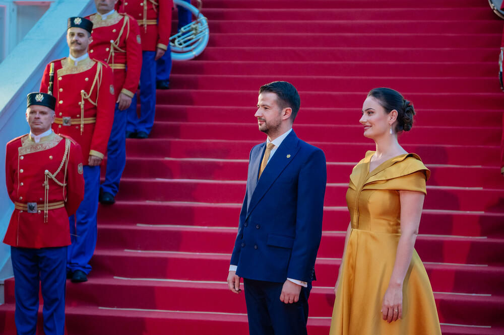 <p>Predsjednik Crne Gore Jakov Milatović povodom Dana državnosti organizvao je sinoć prijem na Cetinju.</p>  <p>Prijemu su prisustvovale brojne zvanice iz političkog, naučnog, kulturnog, privrednog i sportskog života, građanski aktivisti, raniji najviši državni funkcioneri, kao i predstavnici diplomatskog kora i visoki zvaničnici međunarodnih organizacija i institucija.</p>