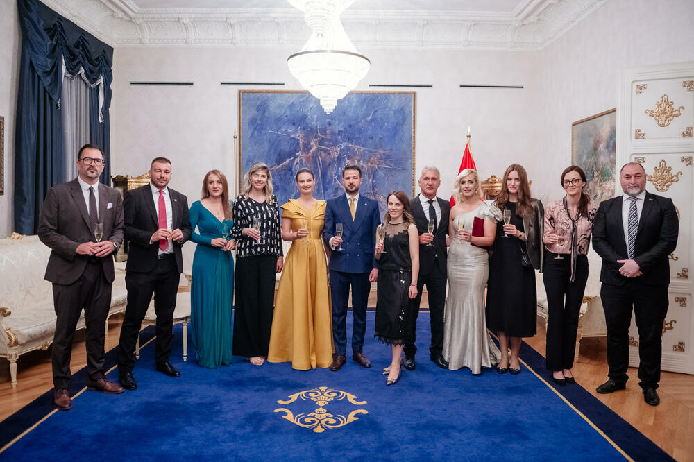 <p>Predsjednik Crne Gore Jakov Milatović povodom Dana državnosti organizvao je sinoć prijem na Cetinju.</p>  <p>Prijemu su prisustvovale brojne zvanice iz političkog, naučnog, kulturnog, privrednog i sportskog života, građanski aktivisti, raniji najviši državni funkcioneri, kao i predstavnici diplomatskog kora i visoki zvaničnici međunarodnih organizacija i institucija.</p>