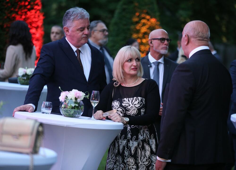 <p>Predsjednik Crne Gore Jakov Milatović povodom Dana državnosti organizvao je sinoć prijem na Cetinju.</p>  <p>Prijemu su prisustvovale brojne zvanice iz političkog, naučnog, kulturnog, privrednog i sportskog života, građanski aktivisti, raniji najviši državni funkcioneri, kao i predstavnici diplomatskog kora i visoki zvaničnici međunarodnih organizacija i institucija.</p>