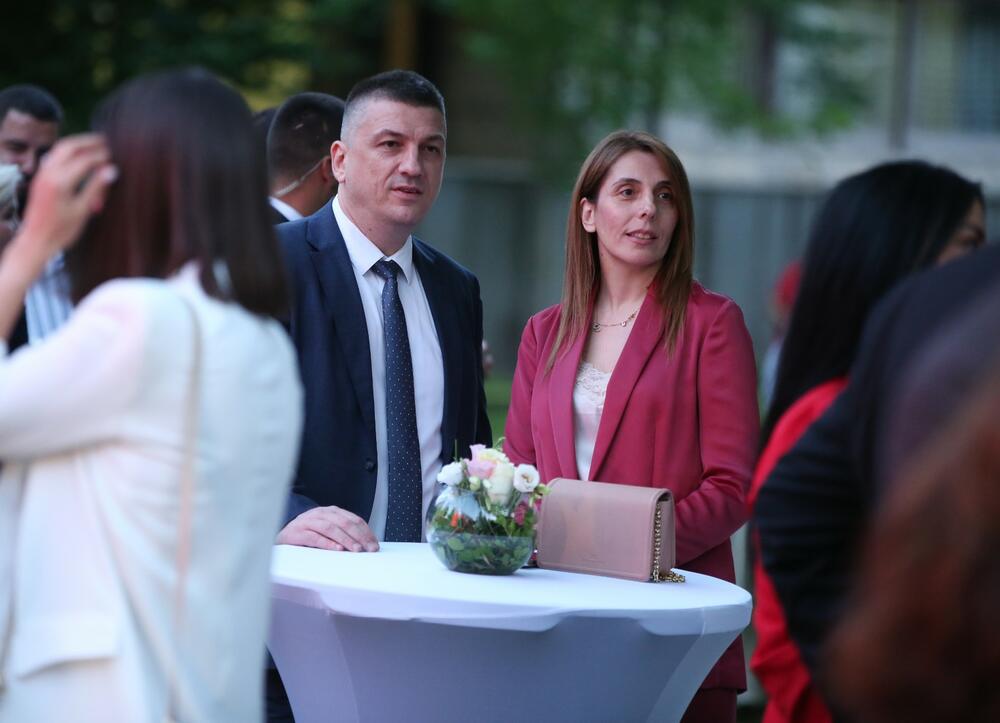 <p>Predsjednik Crne Gore Jakov Milatović povodom Dana državnosti organizvao je sinoć prijem na Cetinju.</p>  <p>Prijemu su prisustvovale brojne zvanice iz političkog, naučnog, kulturnog, privrednog i sportskog života, građanski aktivisti, raniji najviši državni funkcioneri, kao i predstavnici diplomatskog kora i visoki zvaničnici međunarodnih organizacija i institucija.</p>