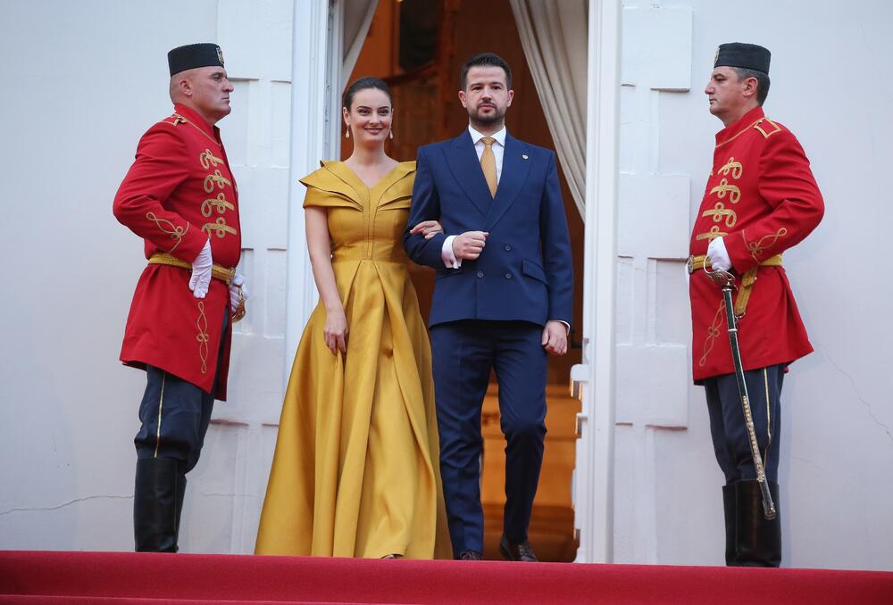 <p>Predsjednik Crne Gore Jakov Milatović povodom Dana državnosti organizvao je sinoć prijem na Cetinju.</p>  <p>Prijemu su prisustvovale brojne zvanice iz političkog, naučnog, kulturnog, privrednog i sportskog života, građanski aktivisti, raniji najviši državni funkcioneri, kao i predstavnici diplomatskog kora i visoki zvaničnici međunarodnih organizacija i institucija.</p>