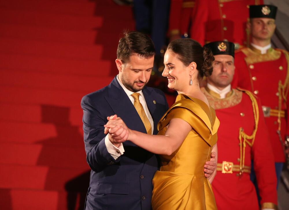 <p>Predsjednik Crne Gore Jakov Milatović povodom Dana državnosti organizvao je sinoć prijem na Cetinju.</p>  <p>Prijemu su prisustvovale brojne zvanice iz političkog, naučnog, kulturnog, privrednog i sportskog života, građanski aktivisti, raniji najviši državni funkcioneri, kao i predstavnici diplomatskog kora i visoki zvaničnici međunarodnih organizacija i institucija.</p>