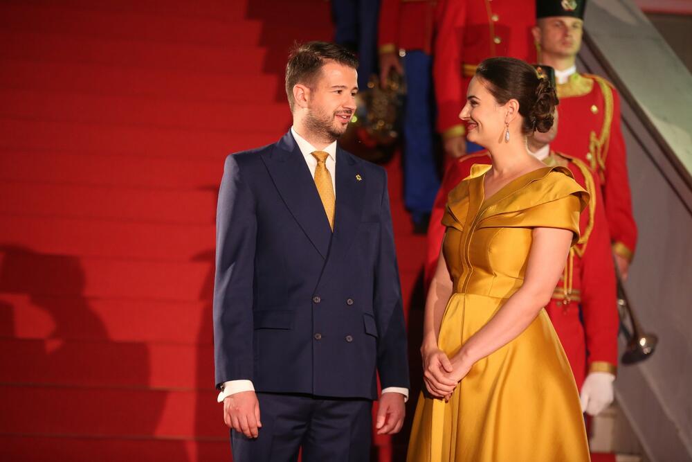 <p>Predsjednik Crne Gore Jakov Milatović povodom Dana državnosti organizvao je sinoć prijem na Cetinju.</p>  <p>Prijemu su prisustvovale brojne zvanice iz političkog, naučnog, kulturnog, privrednog i sportskog života, građanski aktivisti, raniji najviši državni funkcioneri, kao i predstavnici diplomatskog kora i visoki zvaničnici međunarodnih organizacija i institucija.</p>