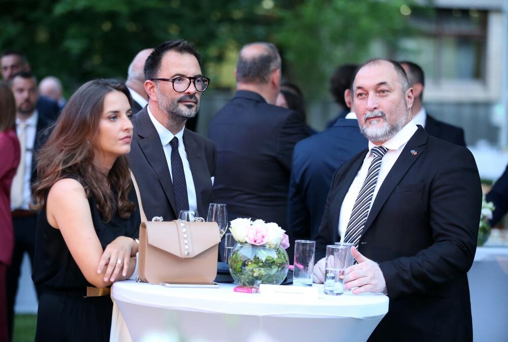 <p>Predsjednik Crne Gore Jakov Milatović povodom Dana državnosti organizvao je sinoć prijem na Cetinju.</p>  <p>Prijemu su prisustvovale brojne zvanice iz političkog, naučnog, kulturnog, privrednog i sportskog života, građanski aktivisti, raniji najviši državni funkcioneri, kao i predstavnici diplomatskog kora i visoki zvaničnici međunarodnih organizacija i institucija.</p>