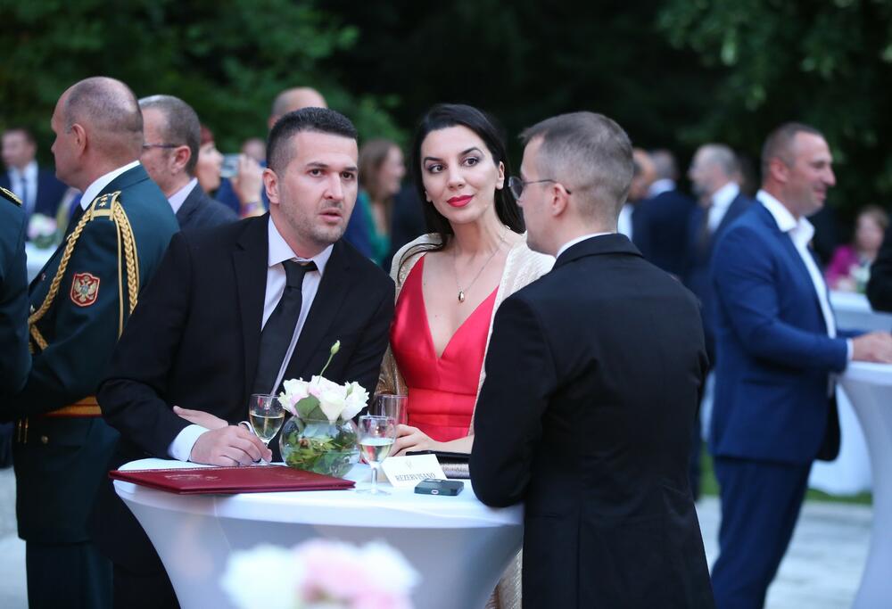 <p>Predsjednik Crne Gore Jakov Milatović povodom Dana državnosti organizvao je sinoć prijem na Cetinju.</p>  <p>Prijemu su prisustvovale brojne zvanice iz političkog, naučnog, kulturnog, privrednog i sportskog života, građanski aktivisti, raniji najviši državni funkcioneri, kao i predstavnici diplomatskog kora i visoki zvaničnici međunarodnih organizacija i institucija.</p>