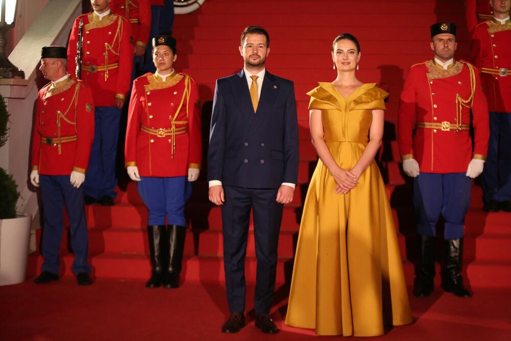 <p>Predsjednik Crne Gore Jakov Milatović povodom Dana državnosti organizvao je sinoć prijem na Cetinju.</p>  <p>Prijemu su prisustvovale brojne zvanice iz političkog, naučnog, kulturnog, privrednog i sportskog života, građanski aktivisti, raniji najviši državni funkcioneri, kao i predstavnici diplomatskog kora i visoki zvaničnici međunarodnih organizacija i institucija.</p>