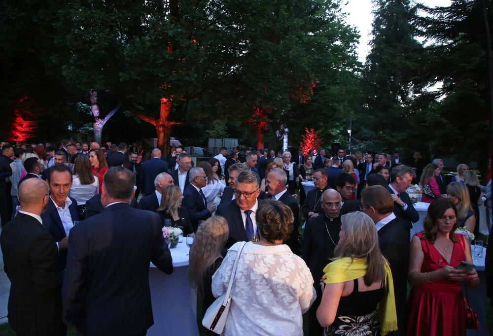 <p>Predsjednik Crne Gore Jakov Milatović povodom Dana državnosti organizvao je sinoć prijem na Cetinju.</p>  <p>Prijemu su prisustvovale brojne zvanice iz političkog, naučnog, kulturnog, privrednog i sportskog života, građanski aktivisti, raniji najviši državni funkcioneri, kao i predstavnici diplomatskog kora i visoki zvaničnici međunarodnih organizacija i institucija.</p>