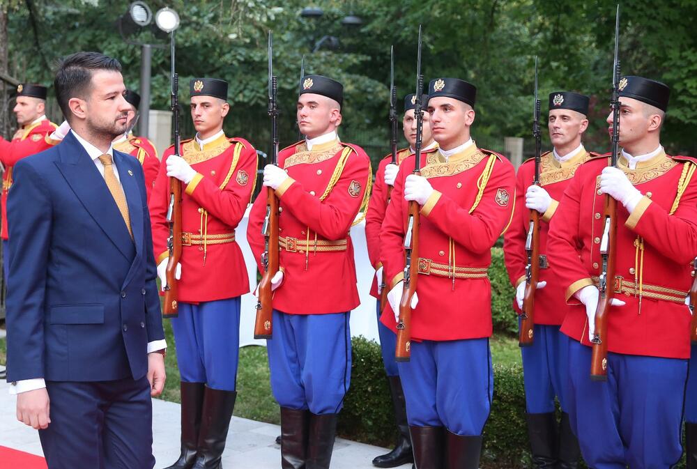 <p>Predsjednik Crne Gore Jakov Milatović povodom Dana državnosti organizvao je sinoć prijem na Cetinju.</p>  <p>Prijemu su prisustvovale brojne zvanice iz političkog, naučnog, kulturnog, privrednog i sportskog života, građanski aktivisti, raniji najviši državni funkcioneri, kao i predstavnici diplomatskog kora i visoki zvaničnici međunarodnih organizacija i institucija.</p>