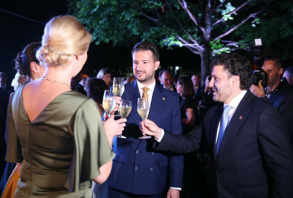 <p>Predsjednik Crne Gore Jakov Milatović povodom Dana državnosti organizvao je sinoć prijem na Cetinju.</p>  <p>Prijemu su prisustvovale brojne zvanice iz političkog, naučnog, kulturnog, privrednog i sportskog života, građanski aktivisti, raniji najviši državni funkcioneri, kao i predstavnici diplomatskog kora i visoki zvaničnici međunarodnih organizacija i institucija.</p>