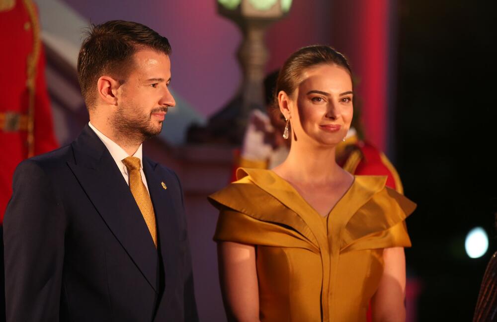 <p>Predsjednik Crne Gore Jakov Milatović povodom Dana državnosti organizvao je sinoć prijem na Cetinju.</p>  <p>Prijemu su prisustvovale brojne zvanice iz političkog, naučnog, kulturnog, privrednog i sportskog života, građanski aktivisti, raniji najviši državni funkcioneri, kao i predstavnici diplomatskog kora i visoki zvaničnici međunarodnih organizacija i institucija.</p>