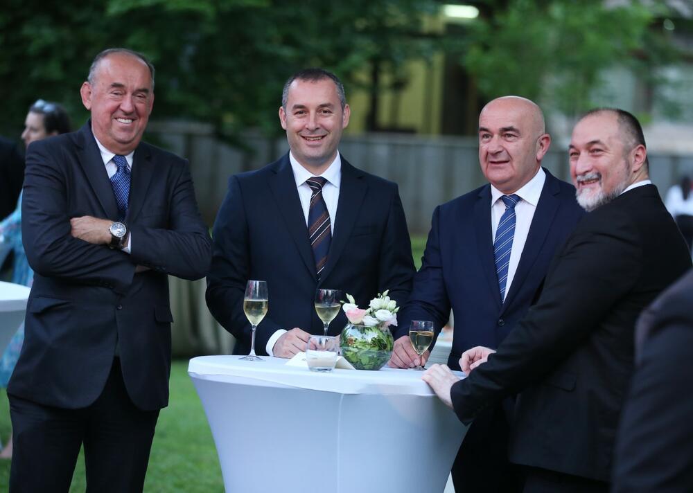 <p>Predsjednik Crne Gore Jakov Milatović povodom Dana državnosti organizvao je sinoć prijem na Cetinju.</p>  <p>Prijemu su prisustvovale brojne zvanice iz političkog, naučnog, kulturnog, privrednog i sportskog života, građanski aktivisti, raniji najviši državni funkcioneri, kao i predstavnici diplomatskog kora i visoki zvaničnici međunarodnih organizacija i institucija.</p>