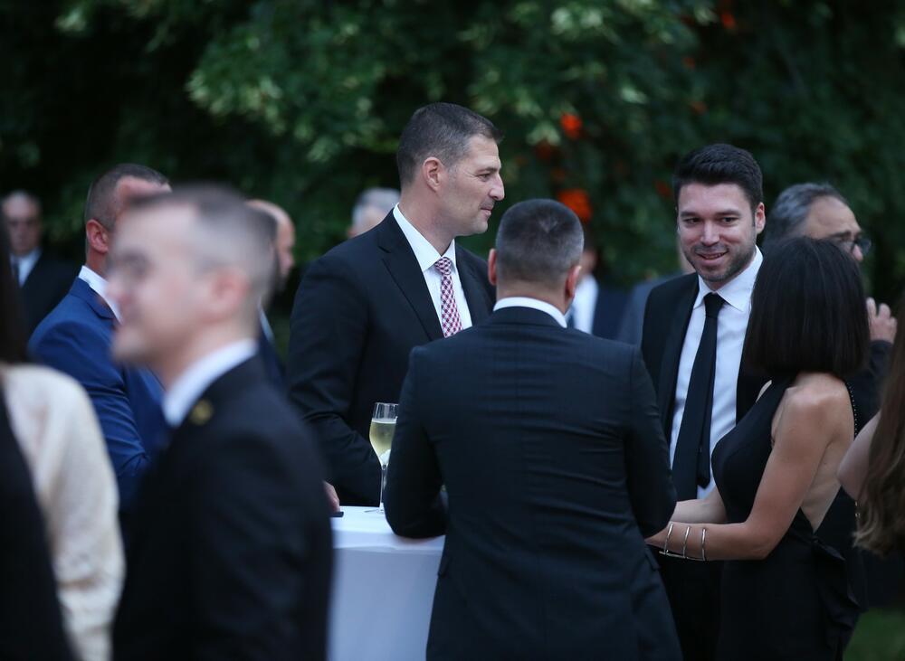 <p>Predsjednik Crne Gore Jakov Milatović povodom Dana državnosti organizvao je sinoć prijem na Cetinju.</p>  <p>Prijemu su prisustvovale brojne zvanice iz političkog, naučnog, kulturnog, privrednog i sportskog života, građanski aktivisti, raniji najviši državni funkcioneri, kao i predstavnici diplomatskog kora i visoki zvaničnici međunarodnih organizacija i institucija.</p>