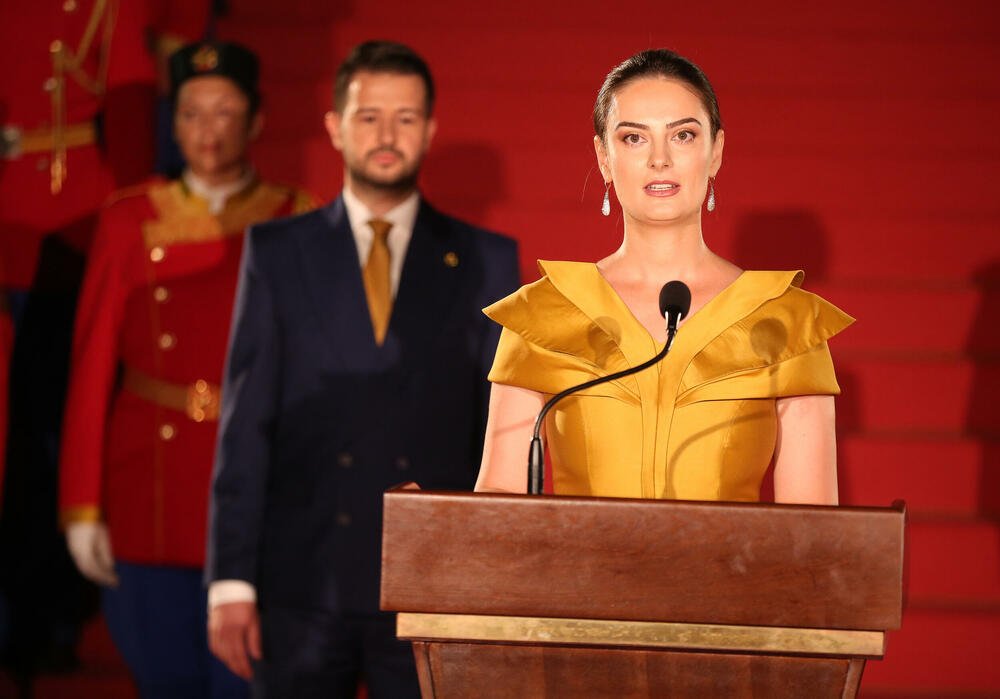 <p>Predsjednik Crne Gore Jakov Milatović povodom Dana državnosti organizvao je sinoć prijem na Cetinju.</p>  <p>Prijemu su prisustvovale brojne zvanice iz političkog, naučnog, kulturnog, privrednog i sportskog života, građanski aktivisti, raniji najviši državni funkcioneri, kao i predstavnici diplomatskog kora i visoki zvaničnici međunarodnih organizacija i institucija.</p>