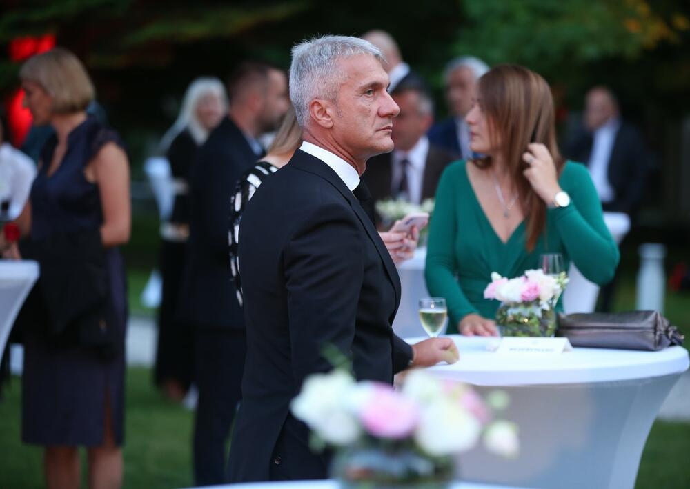 <p>Predsjednik Crne Gore Jakov Milatović povodom Dana državnosti organizvao je sinoć prijem na Cetinju.</p>  <p>Prijemu su prisustvovale brojne zvanice iz političkog, naučnog, kulturnog, privrednog i sportskog života, građanski aktivisti, raniji najviši državni funkcioneri, kao i predstavnici diplomatskog kora i visoki zvaničnici međunarodnih organizacija i institucija.</p>