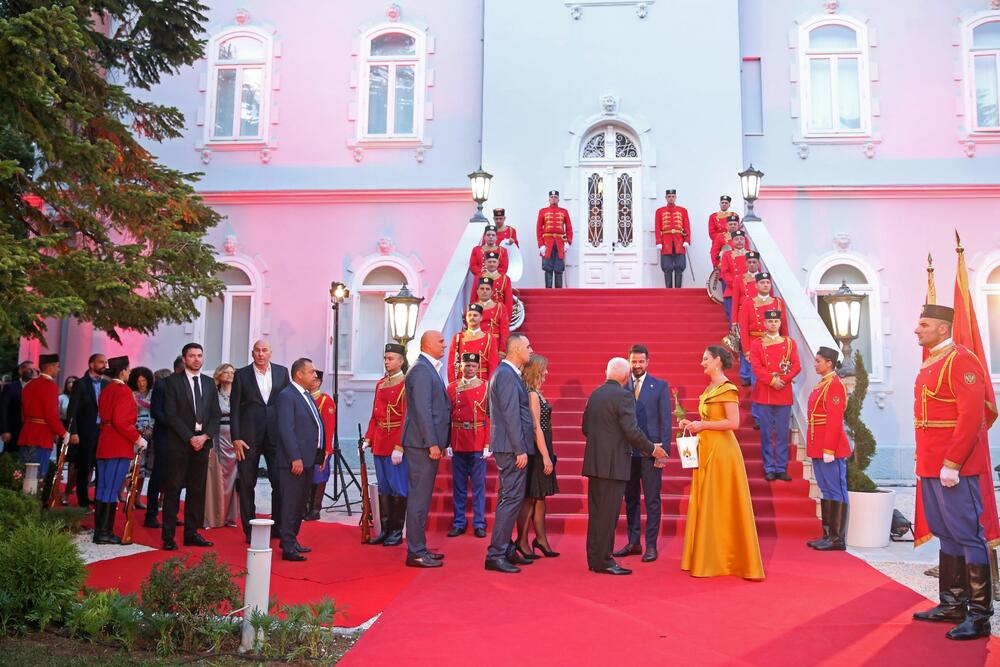 <p>Predsjednik Crne Gore Jakov Milatović povodom Dana državnosti organizvao je sinoć prijem na Cetinju.</p>  <p>Prijemu su prisustvovale brojne zvanice iz političkog, naučnog, kulturnog, privrednog i sportskog života, građanski aktivisti, raniji najviši državni funkcioneri, kao i predstavnici diplomatskog kora i visoki zvaničnici međunarodnih organizacija i institucija.</p>