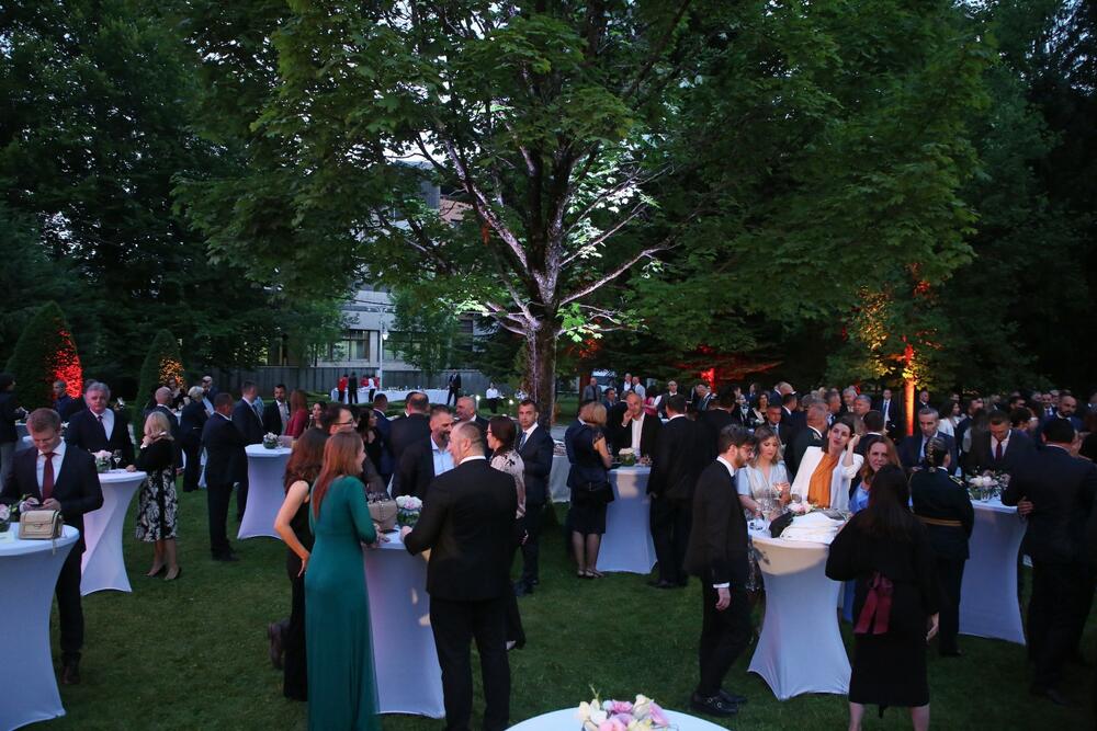 <p>Predsjednik Crne Gore Jakov Milatović povodom Dana državnosti organizvao je sinoć prijem na Cetinju.</p>  <p>Prijemu su prisustvovale brojne zvanice iz političkog, naučnog, kulturnog, privrednog i sportskog života, građanski aktivisti, raniji najviši državni funkcioneri, kao i predstavnici diplomatskog kora i visoki zvaničnici međunarodnih organizacija i institucija.</p>