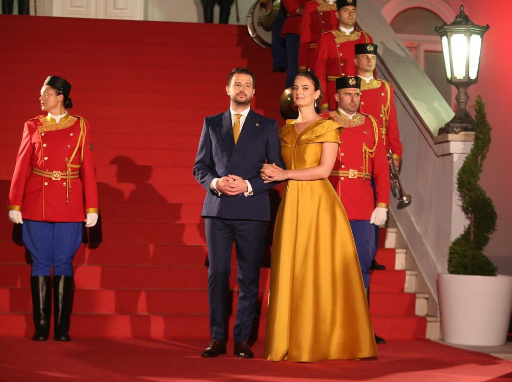 <p>Predsjednik Crne Gore Jakov Milatović povodom Dana državnosti organizvao je sinoć prijem na Cetinju.</p>  <p>Prijemu su prisustvovale brojne zvanice iz političkog, naučnog, kulturnog, privrednog i sportskog života, građanski aktivisti, raniji najviši državni funkcioneri, kao i predstavnici diplomatskog kora i visoki zvaničnici međunarodnih organizacija i institucija.</p>