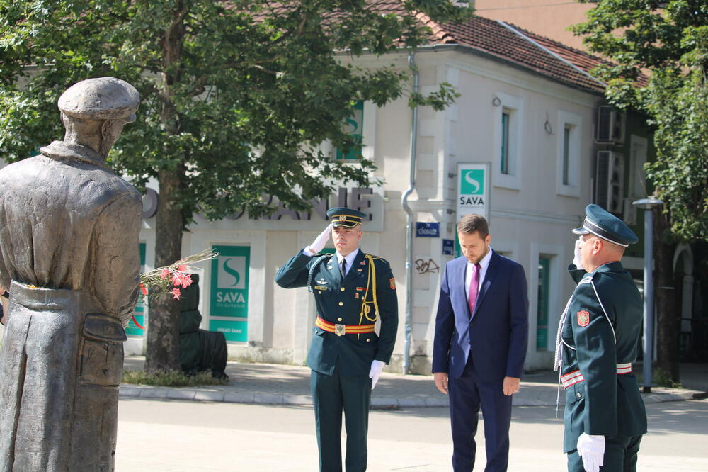 Vuković položio vijenac na spomenik Ljubu Čupiću, Foto: Skupština opštine Nikšić