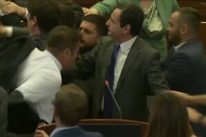 VIDEO Tuča poslanika u Skupštini Kosova, Kurtija polili vodom