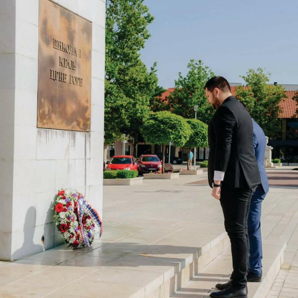 Kovačević položio vijenac na spomenik kralju Nikoli na Trgu Slobode u Nikšiću