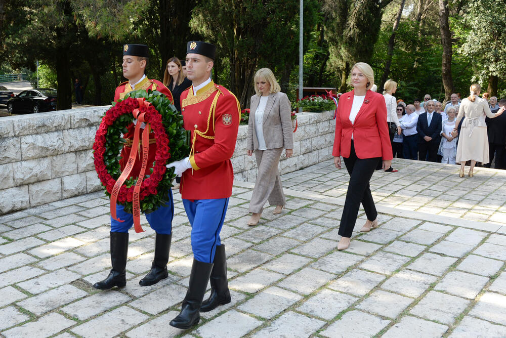 Borovinić Bojović i Injac poloćile vijenac na spomenik Partizanu borcu na Gorici