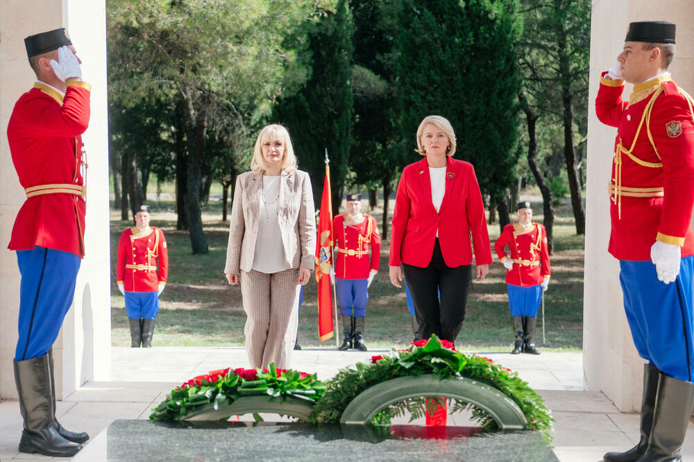 Borovinić Bojović i Injac poloćile vijenac na spomenik Partizanu borcu na Gorici, Foto: Glavni grad