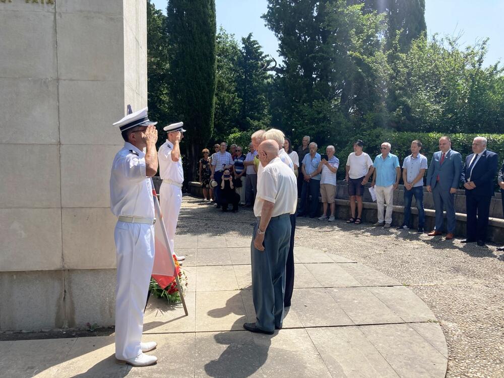 <p>Vijenac su u ime Opštine Herceg Novi položili Katić, potpredsjednik Opštine Mirko Mustur, sekretar Skupštine Dejan Radonić i sekretar za društvene djelatnosti i međunarodnu saradnju Mitar Kisjelica</p>