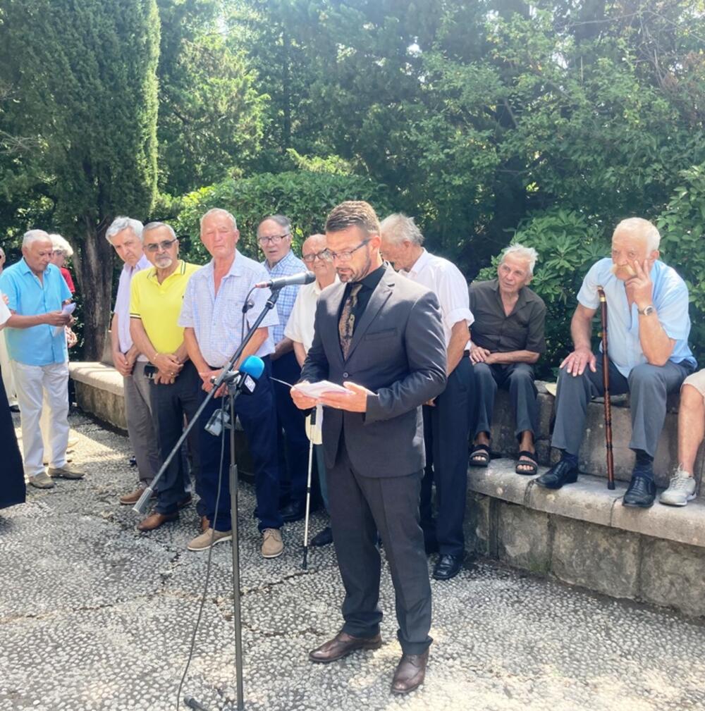<p>Vijenac su u ime Opštine Herceg Novi položili Katić, potpredsjednik Opštine Mirko Mustur, sekretar Skupštine Dejan Radonić i sekretar za društvene djelatnosti i međunarodnu saradnju Mitar Kisjelica</p>