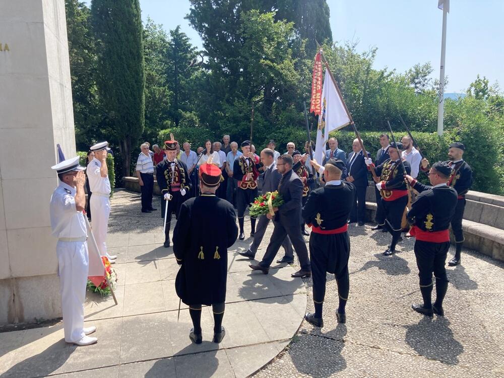 <p>Vijenac su u ime Opštine Herceg Novi položili Katić, potpredsjednik Opštine Mirko Mustur, sekretar Skupštine Dejan Radonić i sekretar za društvene djelatnosti i međunarodnu saradnju Mitar Kisjelica</p>