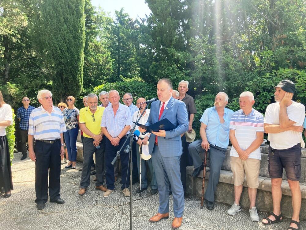 <p>Vijenac su u ime Opštine Herceg Novi položili Katić, potpredsjednik Opštine Mirko Mustur, sekretar Skupštine Dejan Radonić i sekretar za društvene djelatnosti i međunarodnu saradnju Mitar Kisjelica</p>