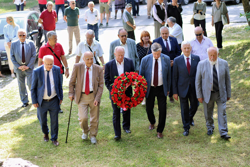 <p>Svečana proslava Dana državnosti Crne Gore, u organizaciji Prijestonice Cetinje i SUBNORA, biće održana večeras na Ljetnjoj pozornici, sa početkom u 20 sati</p>