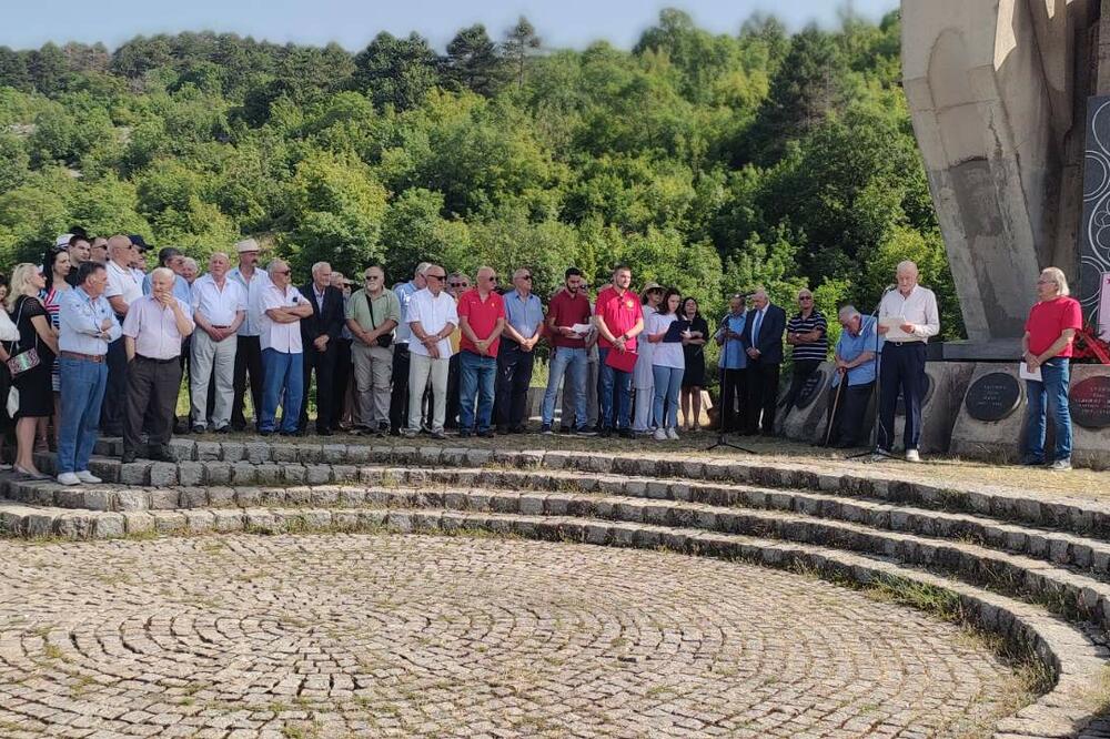 Udruženje boraca NOR-a i antifašista Nikšića položili cvijeće kod spomenika pod Trebjesom, Foto: UBNOR