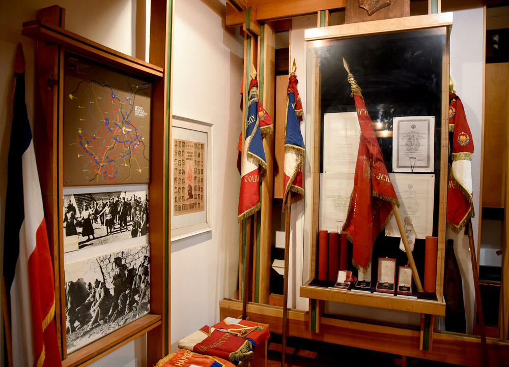 <p>Ovo je podsjetnik na to koja je cijena plaćena za slobodu i nezavisnost Crne Gore. Podsjetnik da tom slobodom nikada i nipošto ne trgujemo, da budemo odani Crnoj Gori. Na antifašizmu počiva moderna Crna Gora i moramo ga čuvati, kaže desetar/kustos Mitar Božović</p>