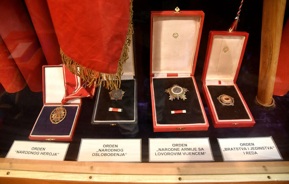 <p>Ovo je podsjetnik na to koja je cijena plaćena za slobodu i nezavisnost Crne Gore. Podsjetnik da tom slobodom nikada i nipošto ne trgujemo, da budemo odani Crnoj Gori. Na antifašizmu počiva moderna Crna Gora i moramo ga čuvati, kaže desetar/kustos Mitar Božović</p>