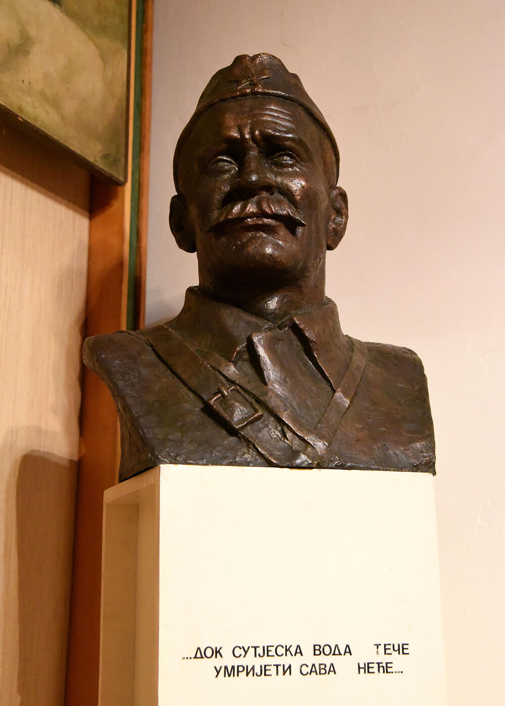 <p>Ovo je podsjetnik na to koja je cijena plaćena za slobodu i nezavisnost Crne Gore. Podsjetnik da tom slobodom nikada i nipošto ne trgujemo, da budemo odani Crnoj Gori. Na antifašizmu počiva moderna Crna Gora i moramo ga čuvati, kaže desetar/kustos Mitar Božović</p>