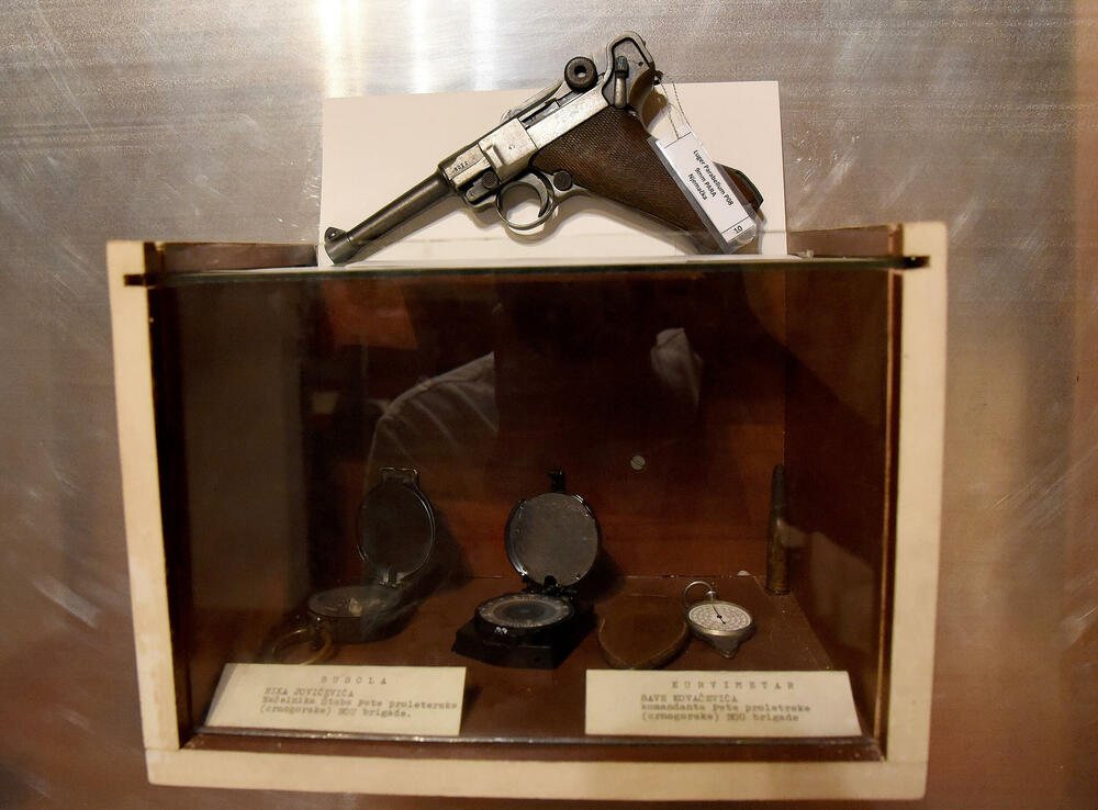 <p>Ovo je podsjetnik na to koja je cijena plaćena za slobodu i nezavisnost Crne Gore. Podsjetnik da tom slobodom nikada i nipošto ne trgujemo, da budemo odani Crnoj Gori. Na antifašizmu počiva moderna Crna Gora i moramo ga čuvati, kaže desetar/kustos Mitar Božović</p>