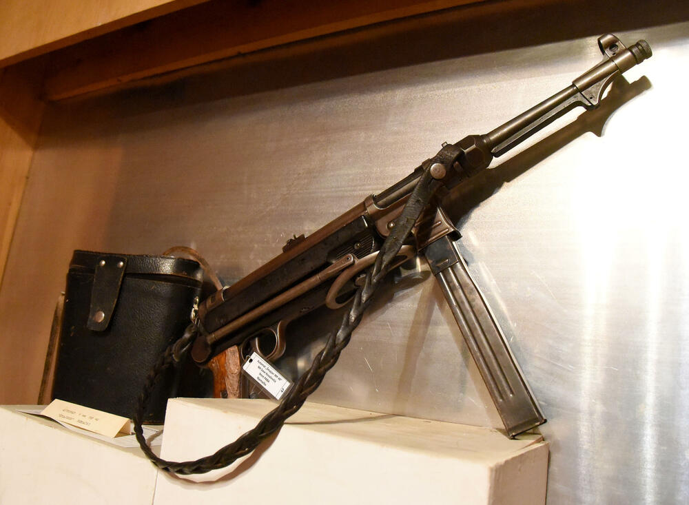 <p>Ovo je podsjetnik na to koja je cijena plaćena za slobodu i nezavisnost Crne Gore. Podsjetnik da tom slobodom nikada i nipošto ne trgujemo, da budemo odani Crnoj Gori. Na antifašizmu počiva moderna Crna Gora i moramo ga čuvati, kaže desetar/kustos Mitar Božović</p>