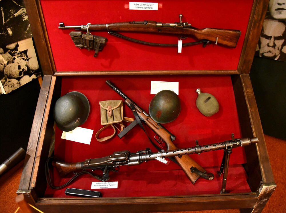 <p>Ovo je podsjetnik na to koja je cijena plaćena za slobodu i nezavisnost Crne Gore. Podsjetnik da tom slobodom nikada i nipošto ne trgujemo, da budemo odani Crnoj Gori. Na antifašizmu počiva moderna Crna Gora i moramo ga čuvati, kaže desetar/kustos Mitar Božović</p>